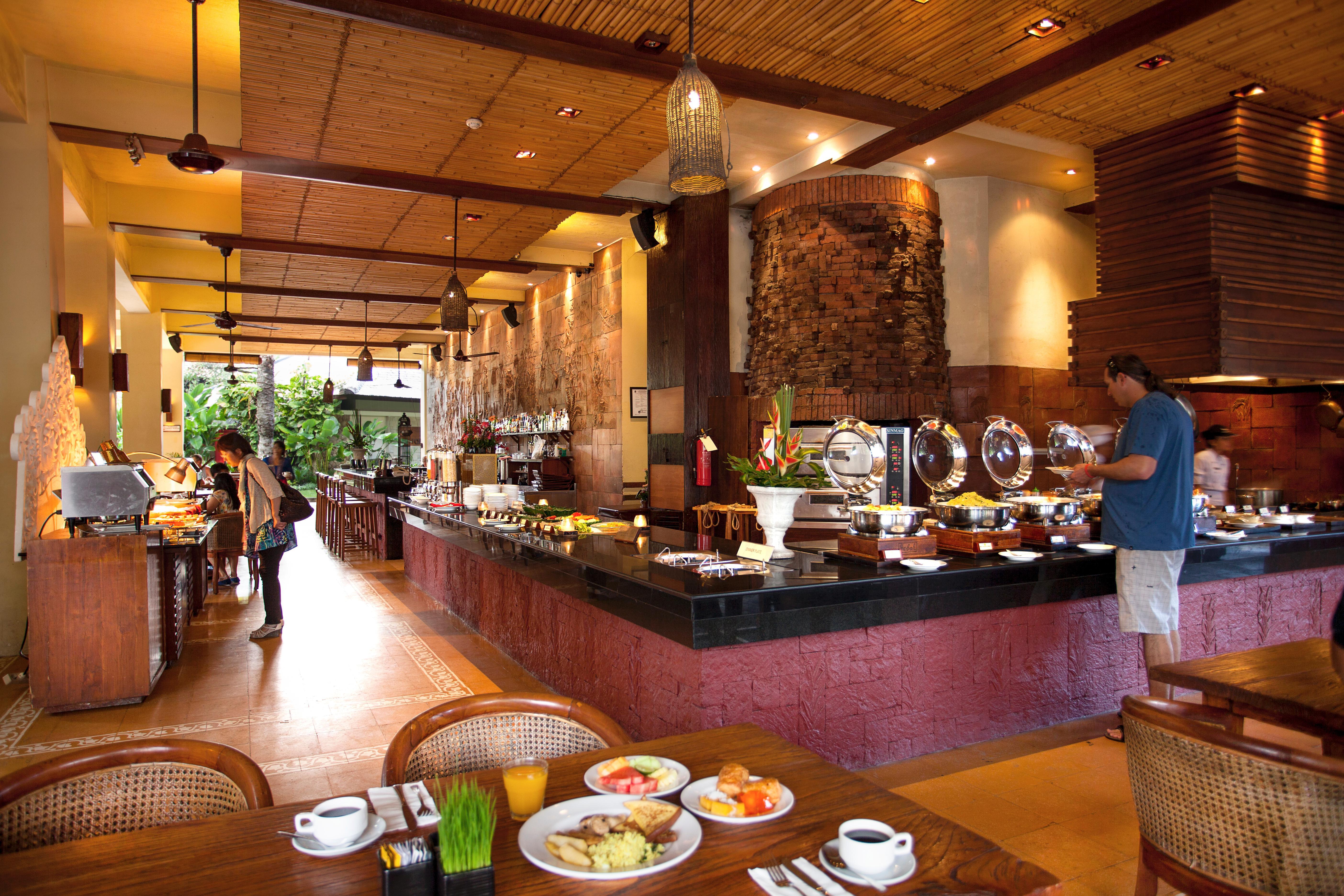 Ramayana Suites And Resort Kuta Lombok Exterior foto The restaurant at the Royal Thai Police Cadet School