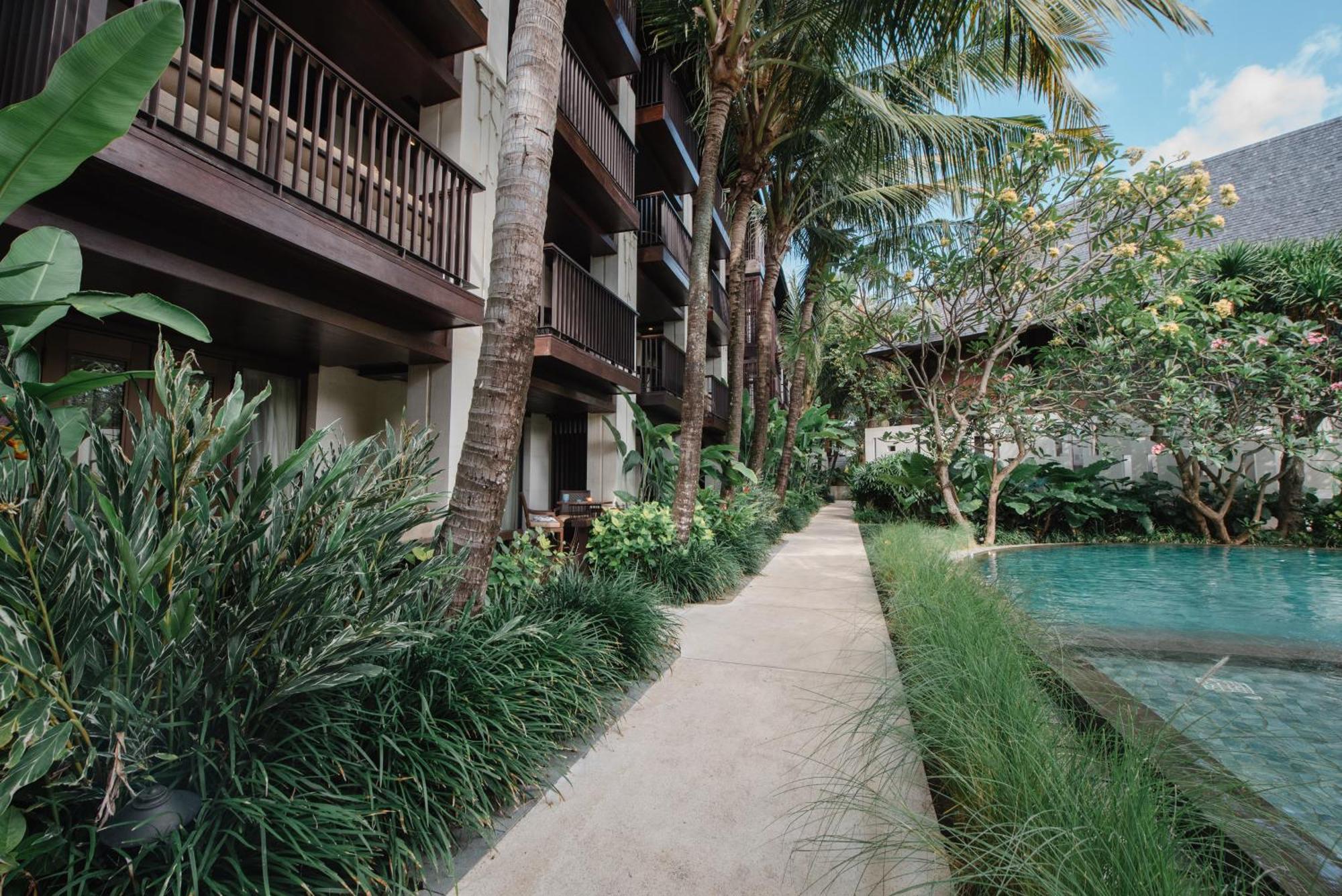 Ramayana Suites And Resort Kuta Lombok Exterior foto The hotel's pool