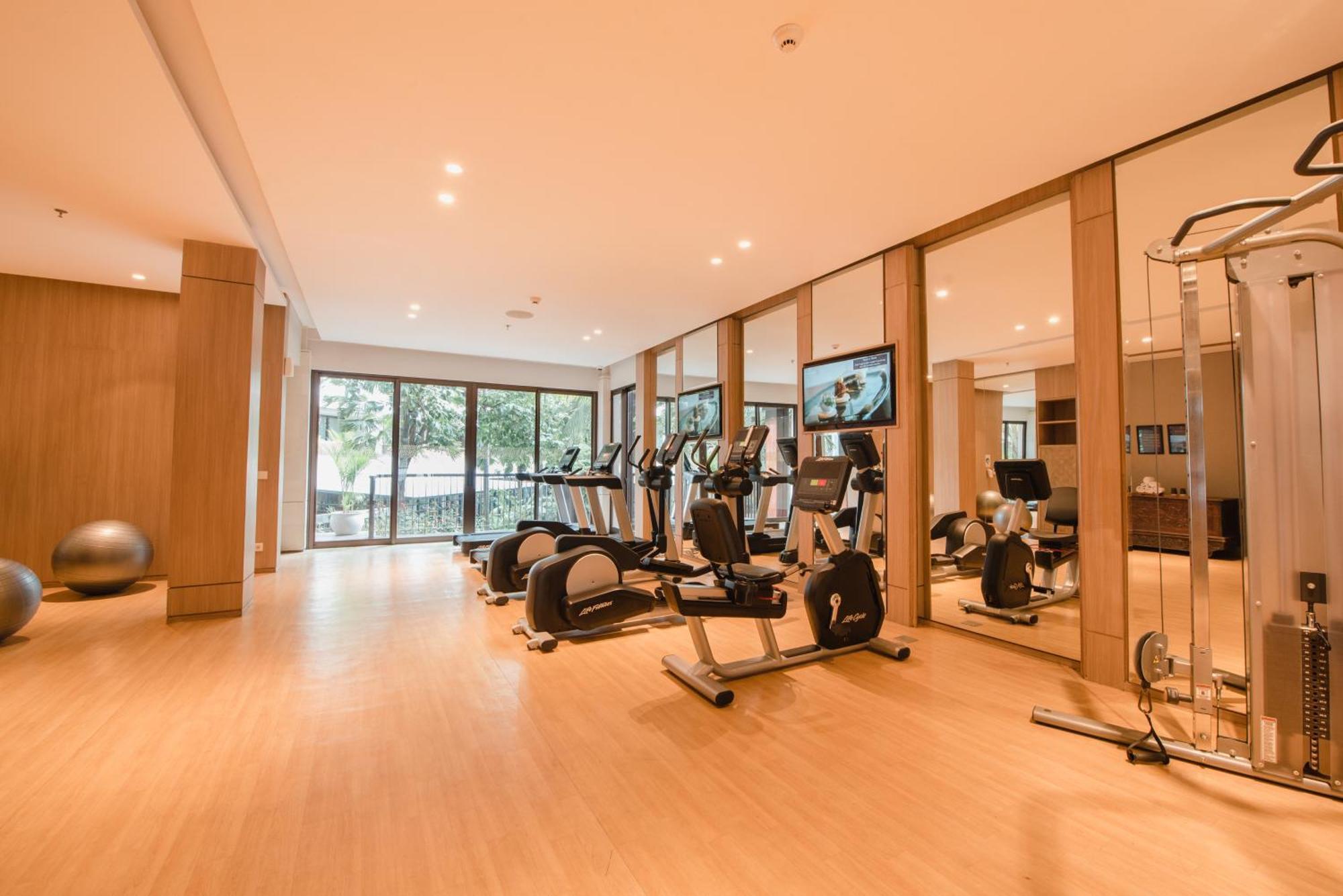 Ramayana Suites And Resort Kuta Lombok Exterior foto The gym at the hotel
